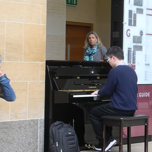 厨房脱岳裙子从后面挺进去
